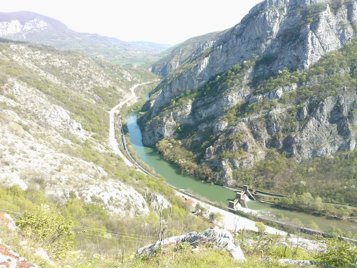 Nišava vijuga kroz Sićevačku klisuru
